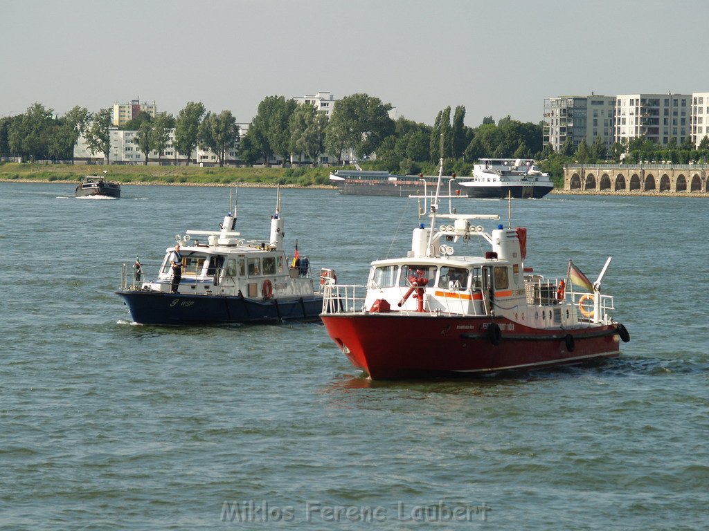 Einsatz Loeschboot und Rettungsboot Koeln Muelheim  P11.JPG